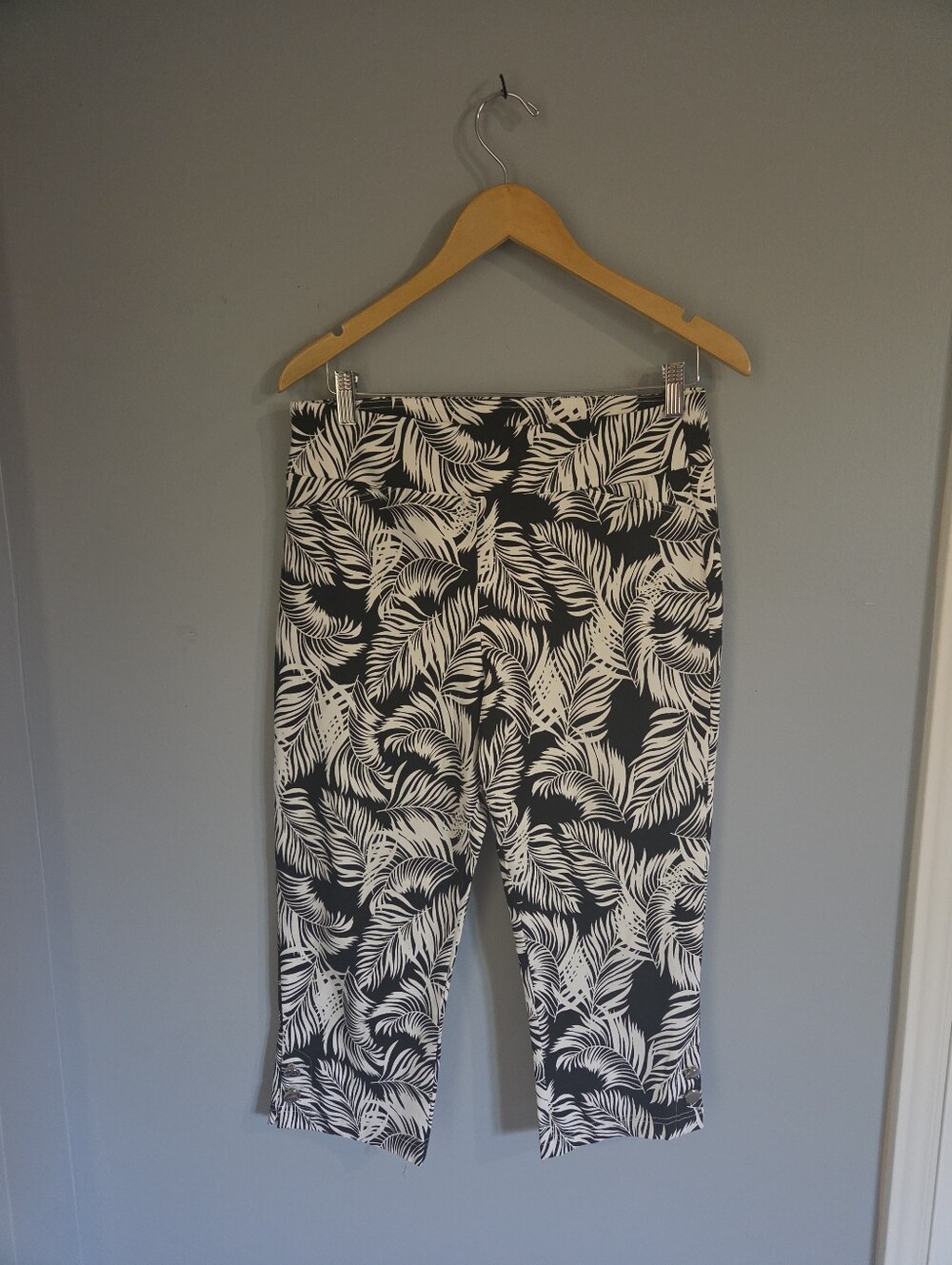 Lily Morgan Black & White Leaf Print Top